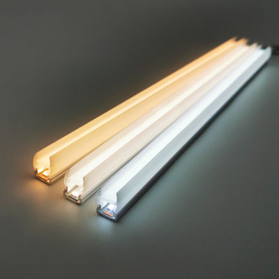 چراغ های LED یک قفسه شیشه ای در رنگ سفید گرم برای قفسه های خرده فروشی