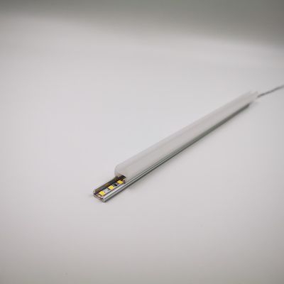 چراغ های LED یک قفسه شیشه ای در رنگ سفید گرم برای قفسه های خرده فروشی