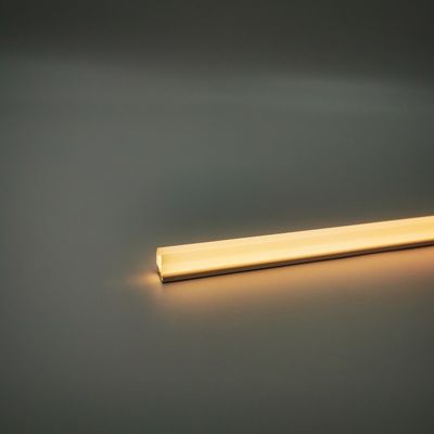 چراغ های LED یک قفسه شیشه ای در رنگ سفید گرم برای قفسه های خرده فروشی